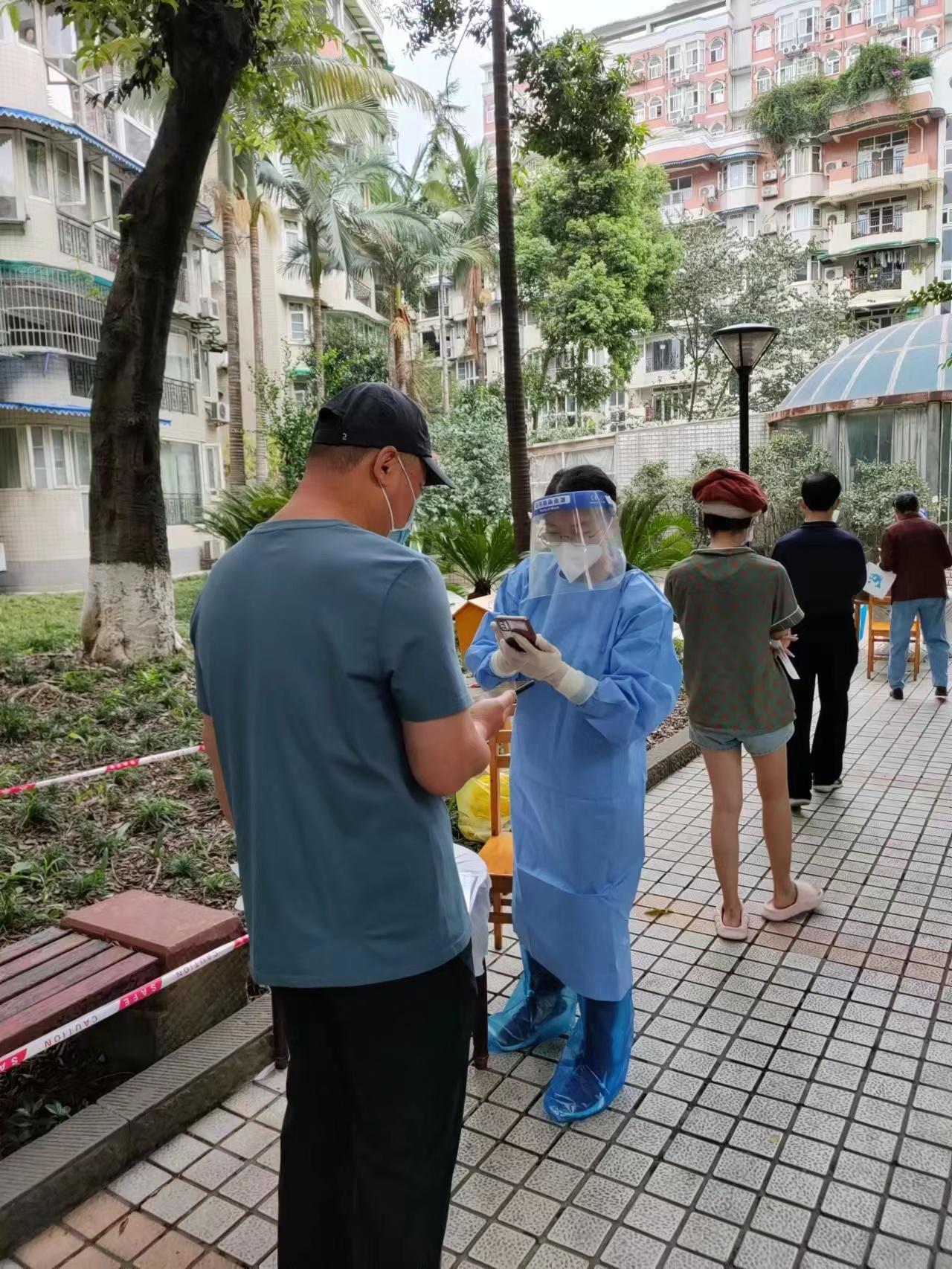 2022.9.4現(xiàn)代農(nóng)擔(dān)黨支部組織委員、副總經(jīng)理高洪燕在所住小區(qū)（武侯區(qū)雙楠花園）協(xié)助社區(qū)核酸檢測登記、掃碼工作 (2)