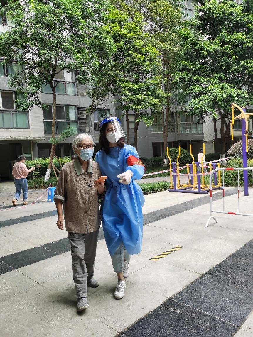 2022.9.5綜合辦公室行政文秘何彥同志（預(yù)備黨員）參與營(yíng)門口街道銀桂社區(qū)所住小區(qū)（金牛區(qū)華宇錦城名都）協(xié)助核酸檢測(cè)秩序維護(hù)、負(fù)責(zé)幫助參加核酸的有困難老人、孩童 (1)