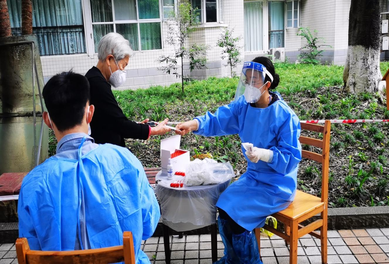 2022.9.4現(xiàn)代農(nóng)擔(dān)黨支部組織委員、副總經(jīng)理高洪燕在所住小區(qū)（武侯區(qū)雙楠花園）協(xié)助社區(qū)核酸檢測(cè)登記、掃碼工作