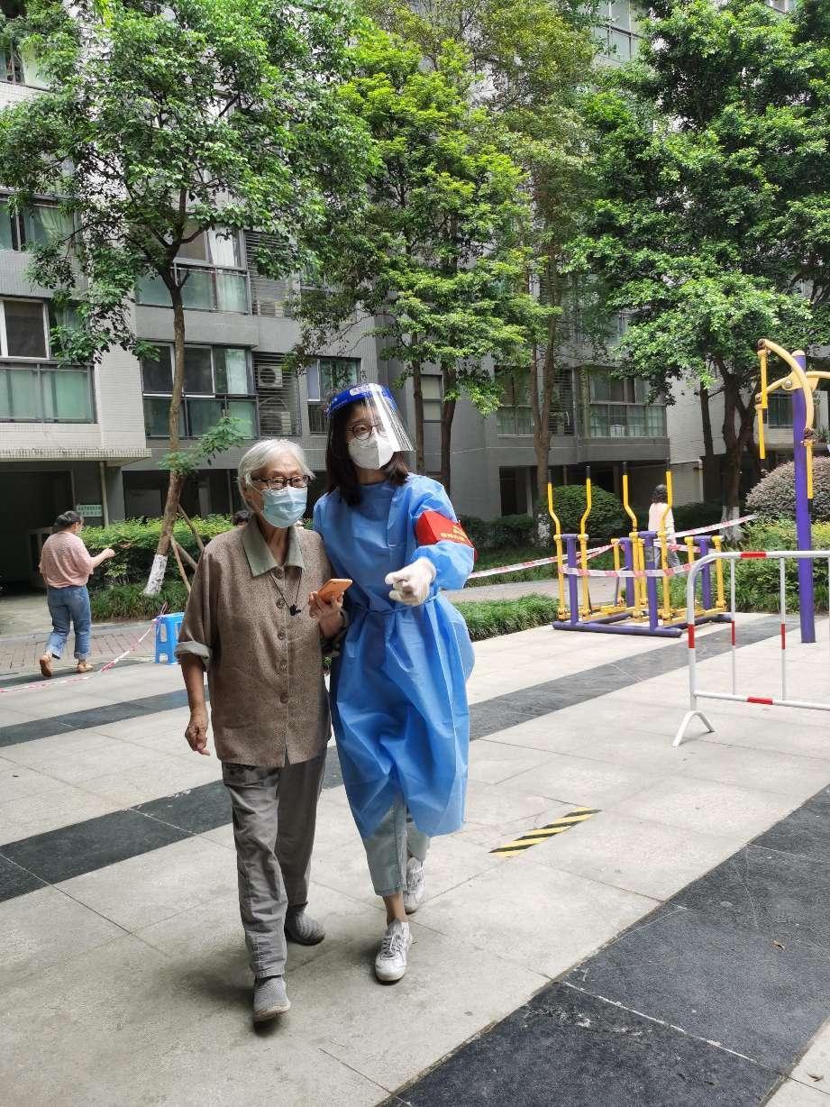 2022.9.5綜合辦公室行政文秘何彥同志（預(yù)備黨員）參與營門口街道銀桂社區(qū)所住小區(qū)（金牛區(qū)華宇錦城名都）協(xié)助核酸檢測秩序維護、負責(zé)幫助參加核酸的有困難老人、孩童 (1)