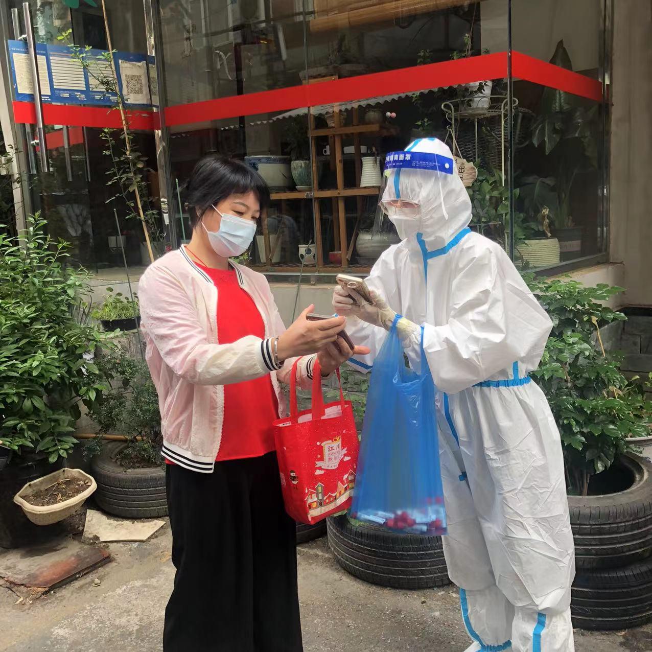 9月5日上午，擔(dān)保業(yè)務(wù)二部鄒杰（入黨積極分子）到崇德里社區(qū)報道，經(jīng)過崗前培訓(xùn)后，投入到核酸檢測掃碼錄入工作（1）