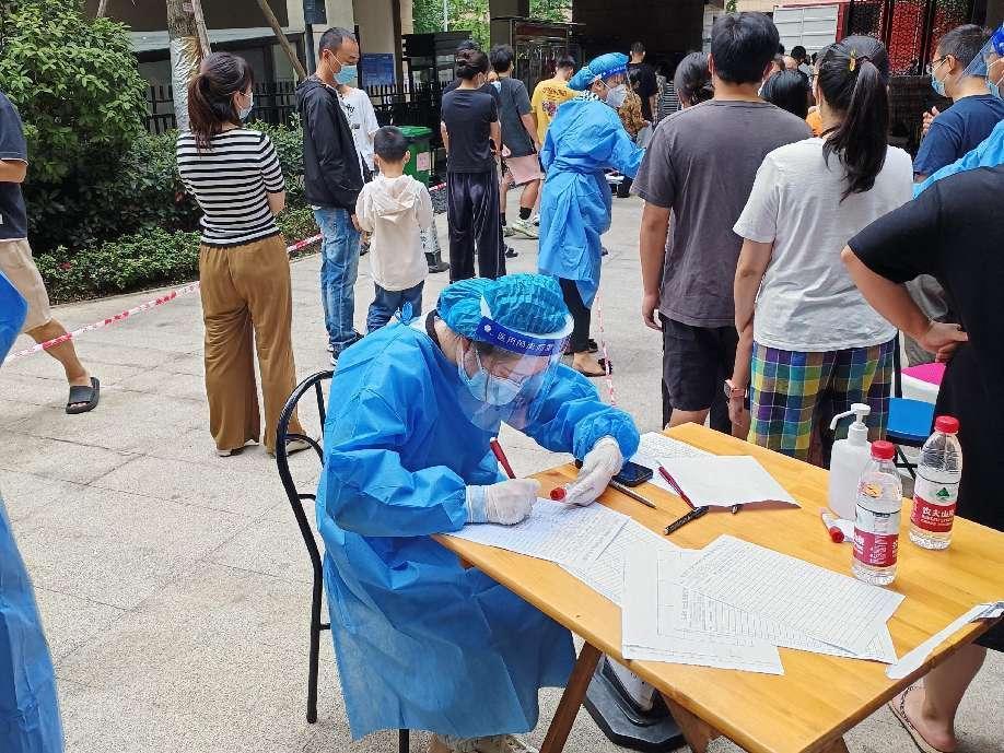 2022.9.4現(xiàn)代農(nóng)擔(dān)綜合辦公室行政主管王雨曦參與金泉街道金橋社區(qū)所住小區(qū)（金牛區(qū)保利國賓首府）核酸檢測掃碼登記工作 (3)